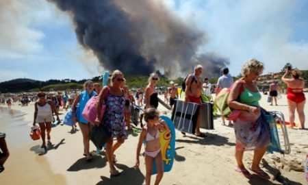 turistas evacuan playa