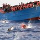 refugiados se lanzan al mar