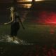 mujer anda por calles inundadas