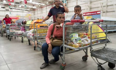 familia venezolana comprando viveres