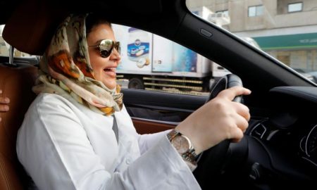 mujer arabia conduce