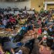 migrantes centroamericanos descansan en mexico