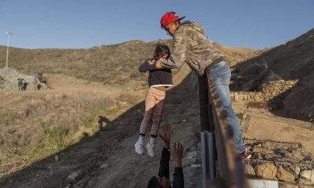 migrante atraviesa frontera