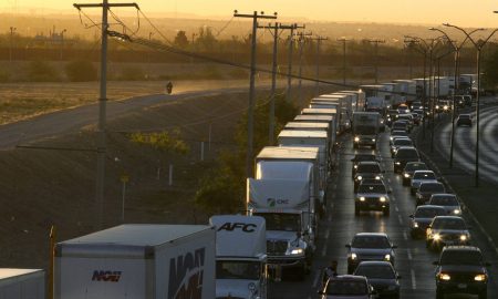 fila de camiones frontera mexico EEUU