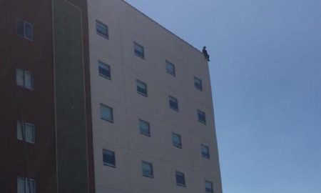 1 mujer en lo alto de hotel