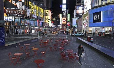 mujer camina por Times Square