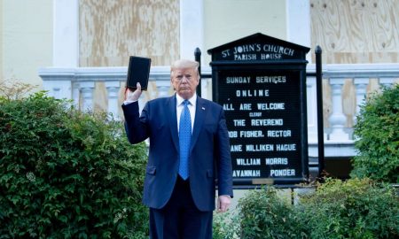 El presidente frente a una iglesia