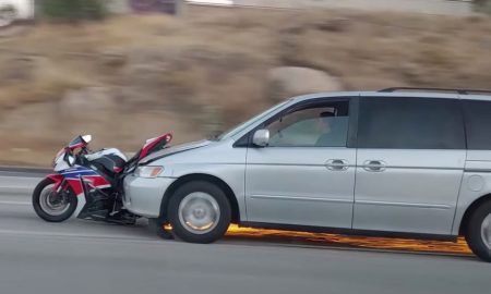 conductor arrastro motocicleta por avenida