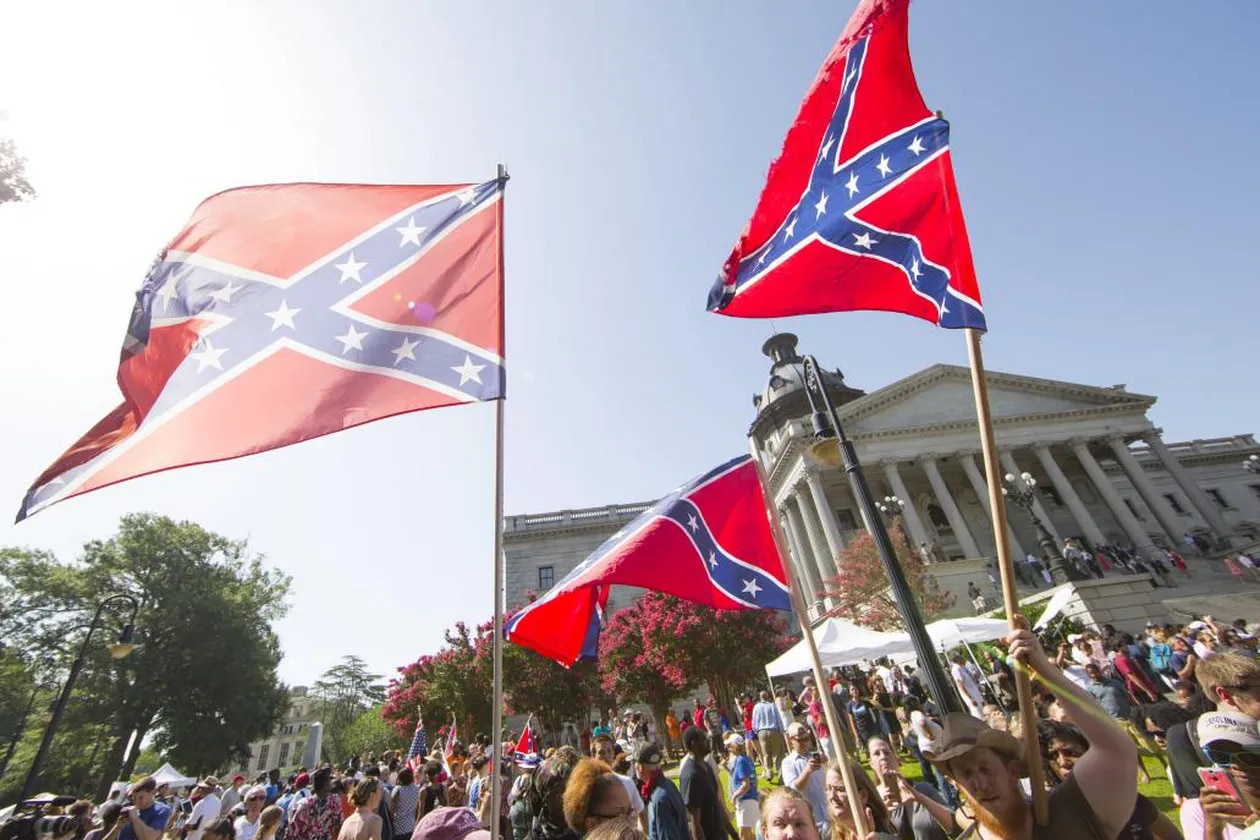 manifestante con bandera confederada