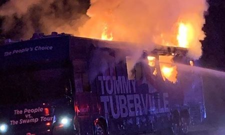 vehiculo Tuberville en llamas