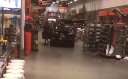 robo desde un carro en Home Depot