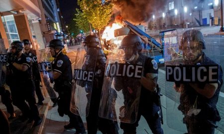 policia contra manifestantes en EEUU