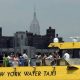 bote de turismo navega por el East River