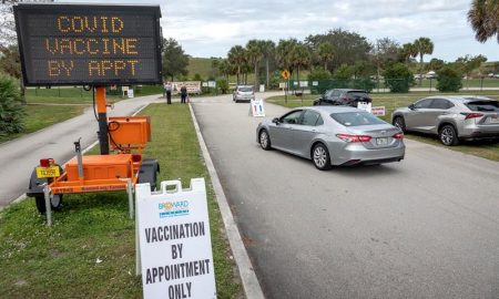 personas hacen fila para vacunarse en Florida