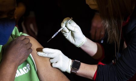 enfermera aplica vacuna contra covid 19