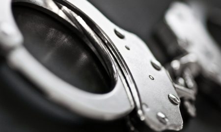 2 adultos arrestados por hacer fiesta con decenas de adolescentes