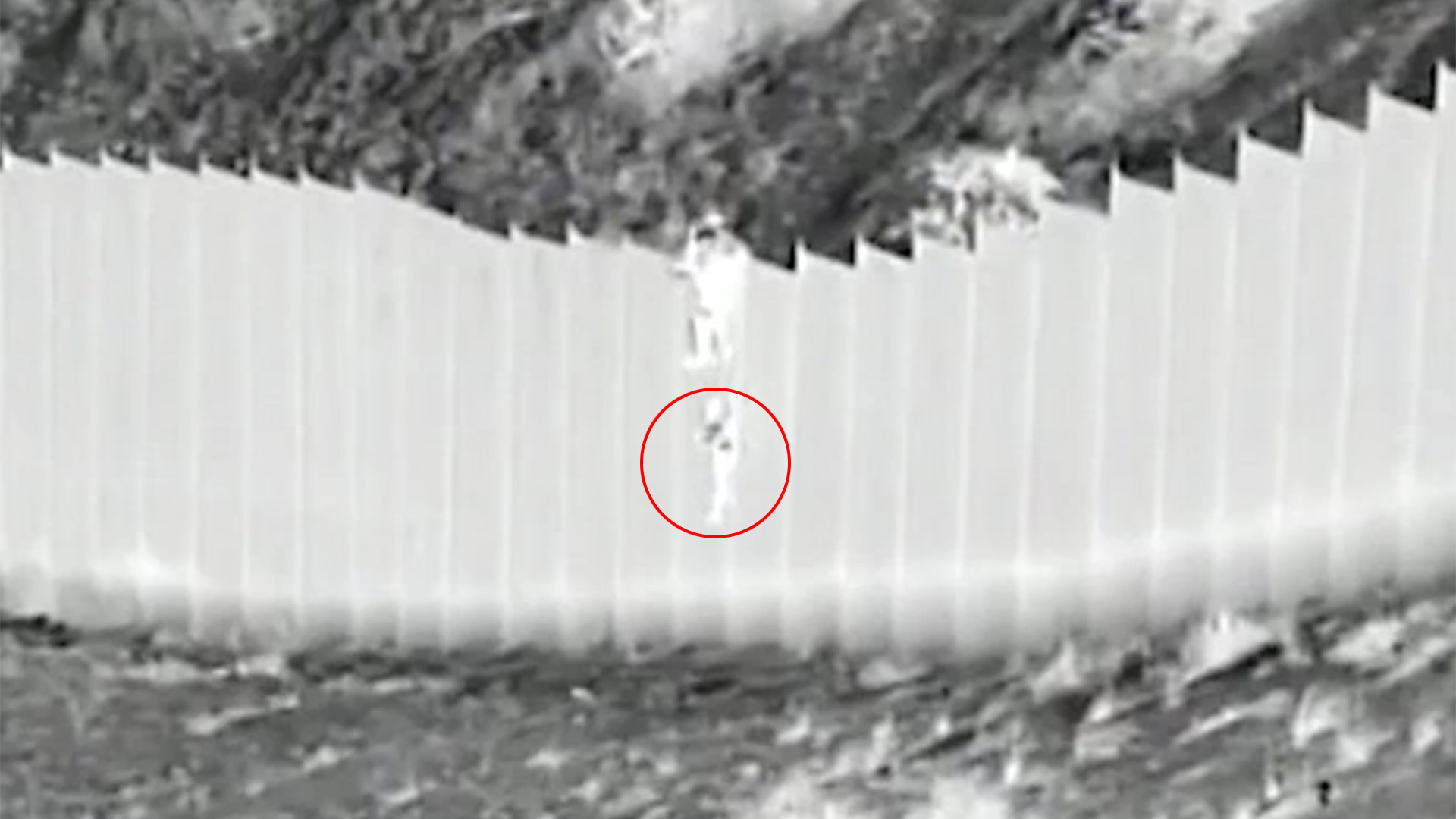 Un coyote lanza a dos ninas desde muro fronterizo