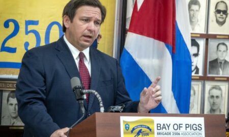 Gobernador de Florida firma ley que prohíbe echar de las redes a candidatos