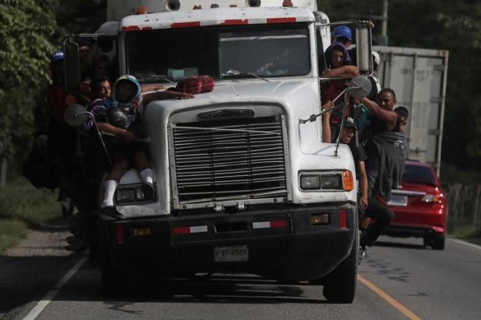 Conductor de camión donde iban decenas de migrantes encara cargos federales