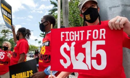 Empleados de McDonald's van a huelga en reclamo de sueldo de 15 dólares