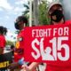 Empleados de McDonald's van a huelga en reclamo de sueldo de 15 dólares