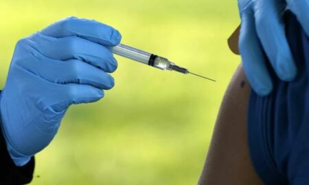 Casi la mitad de los adultos en EEUU están ya completamente vacunados