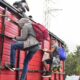 Hallan a 25 migrantes escondidos en vagón de transporte de grano en Texas