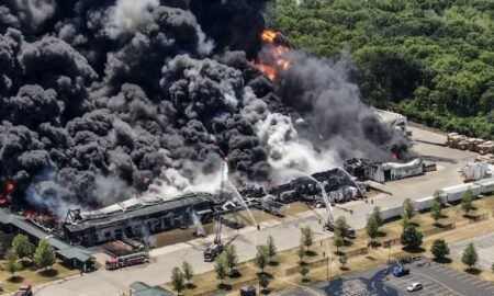 Evacuan a cientos de personas tras explosión en planta industrial de Illinois