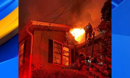 Incendio de una casa en Tuscaloosa durante la noche