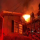 Incendio de una casa en Tuscaloosa durante la noche