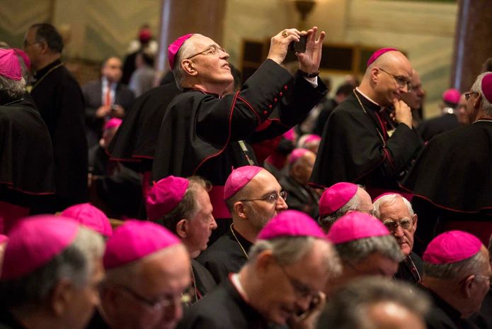 Obispos católicos de EEUU redactarán documento sobre comunión, aborto y Biden