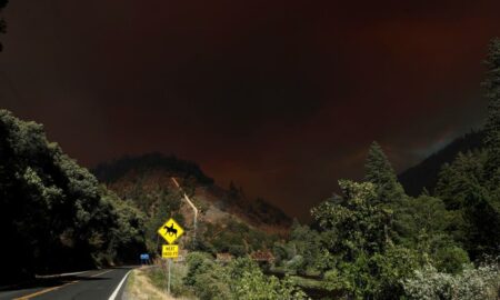 El incendio del lago Tahoe en California sigue creciendo y ya llega a Nevada