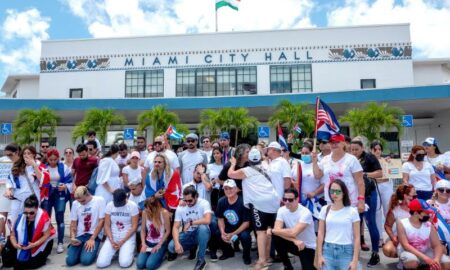 Hartos de esperar acción, los cubanos de Miami arremeten contra políticos