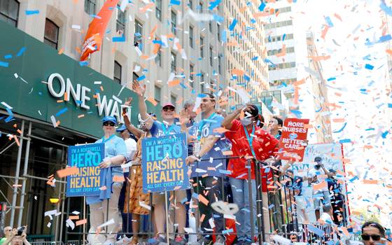 Nueva York celebra el fin de las restricciones con un desfile sin mascarillas
