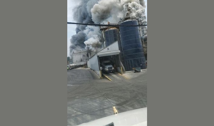 Incendio activo en la planta industrial de Hanceville
