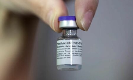 Pfizer gana 10.440 millones en seis meses, impulsada por la vacuna anticovid