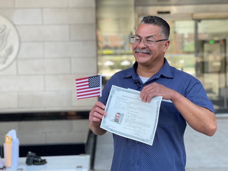 Veterano deportado que demandó al Gobierno se convierte en ciudadano de EEUU