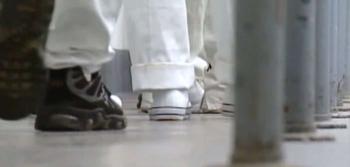 200 reclusos dan positivo por COVID en prisión de Alabama