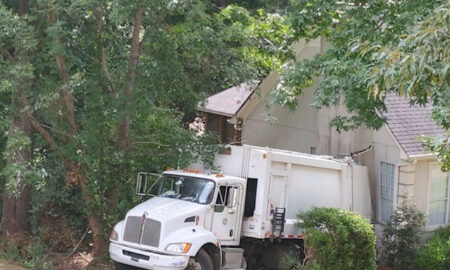 Camión de basura choca contra una casa en Bessemer