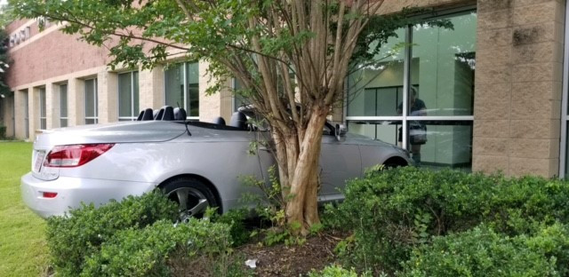 Automóvil se estrella contra la oficina de correos en Riverchase Drive