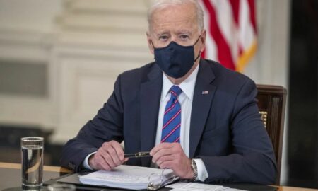 Gobierno de Biden considera la norma de "carga pública" para inmigrantes