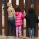 Gobierno lidia con cifras sin precedentes de niños migrantes que llegan solos