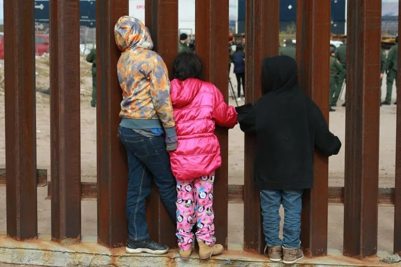 Gobierno lidia con cifras sin precedentes de niños migrantes que llegan solos
