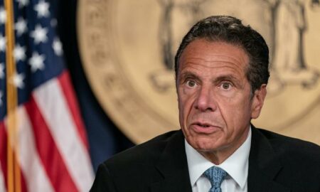 La Asamblea de Nueva York suspende investigación sobre Cuomo tras su dimisión