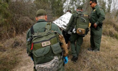 La Patrulla Fronteriza detiene a dos grupos con más de 300 migrantes en Texas