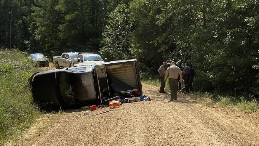 Persecución policial termina con un camión volcado en el condado de Pickens