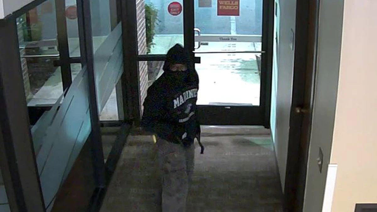 Investigadores buscan a un hombre que, según dicen, entró en el banco de Jacksonville y se quedó un par de minutos