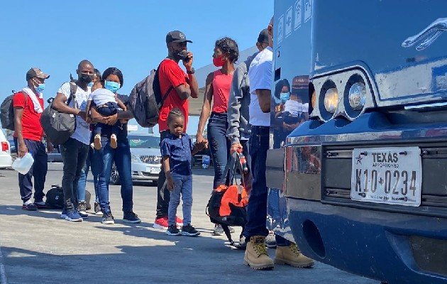 Gobierno de EEUU empieza a deportar a haitianos retenidos en puente en la frontera