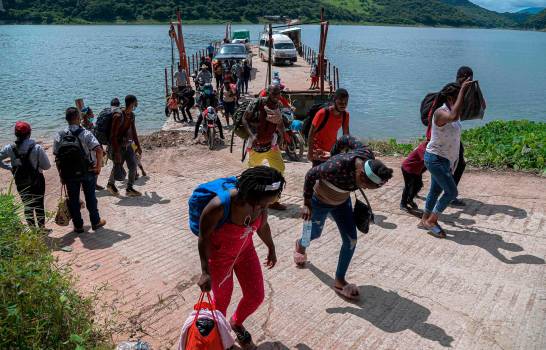 Haitianos saturan albergues y oficinas de migración en el norte de México