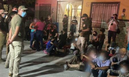 Agentes hallan a 648 migrantes en autobuses y viviendas del norte de México